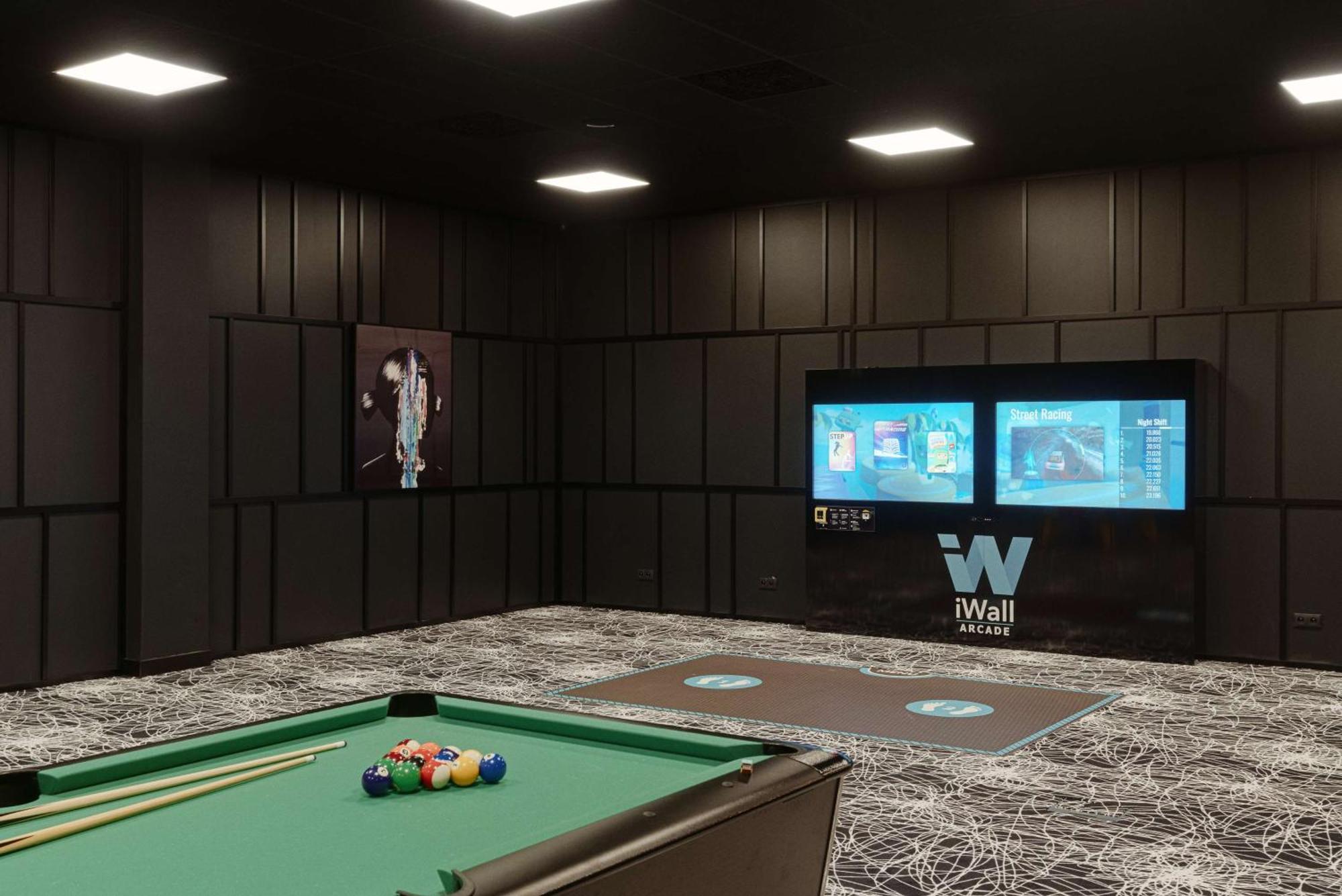Radisson Blu Resort & Conference Center, Ostroda Mazury Buitenkant foto A pool table with a wall mounted TV