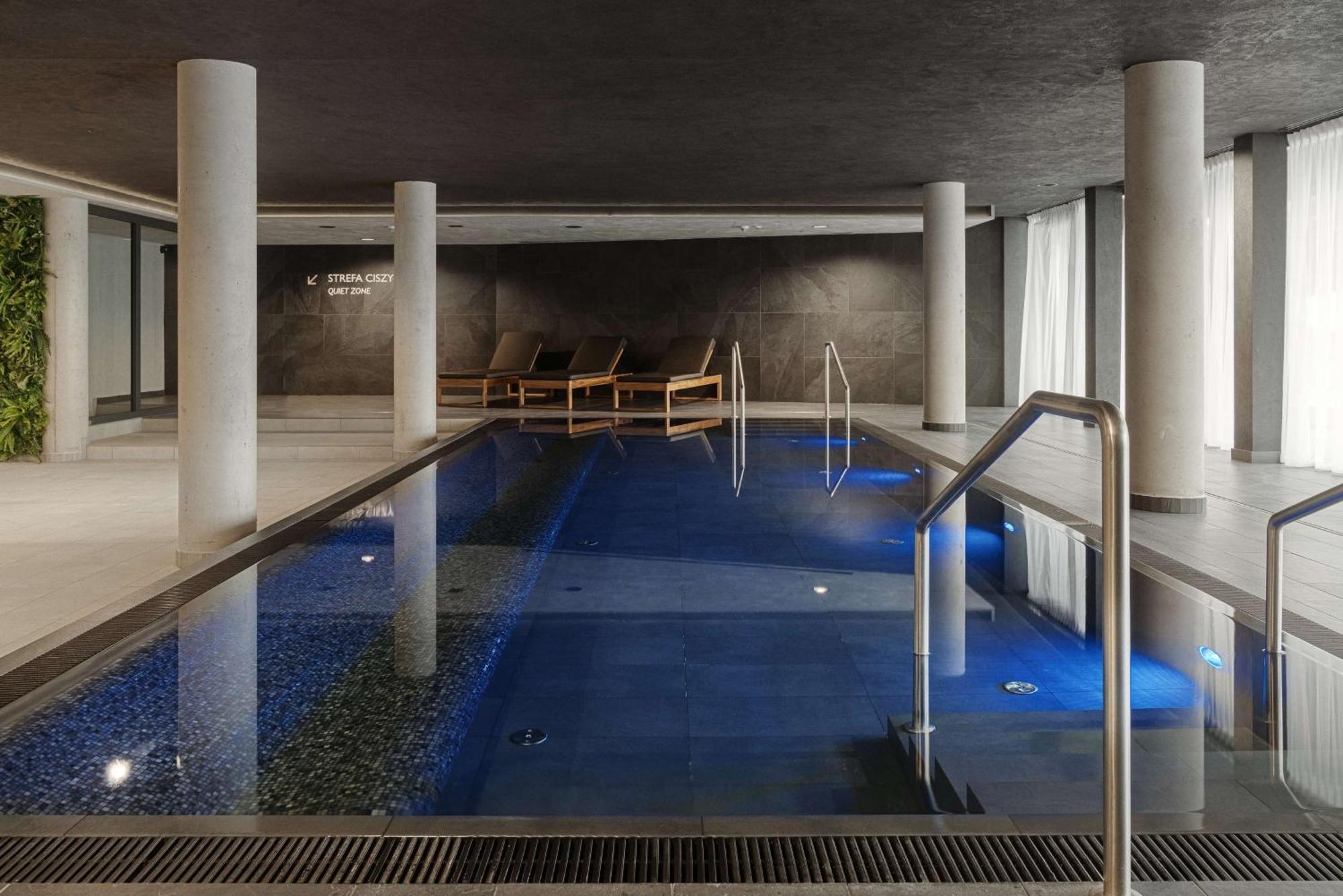 Radisson Blu Resort & Conference Center, Ostroda Mazury Buitenkant foto The swimming pool at the hotel